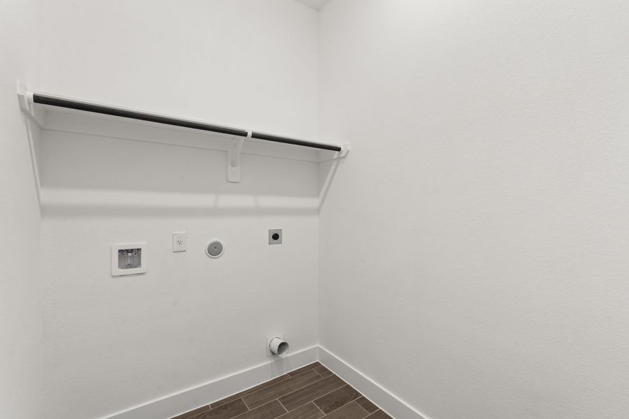 Spacious, unfurnished interior of a new home in Beacon Point, Texas City (Image 33).