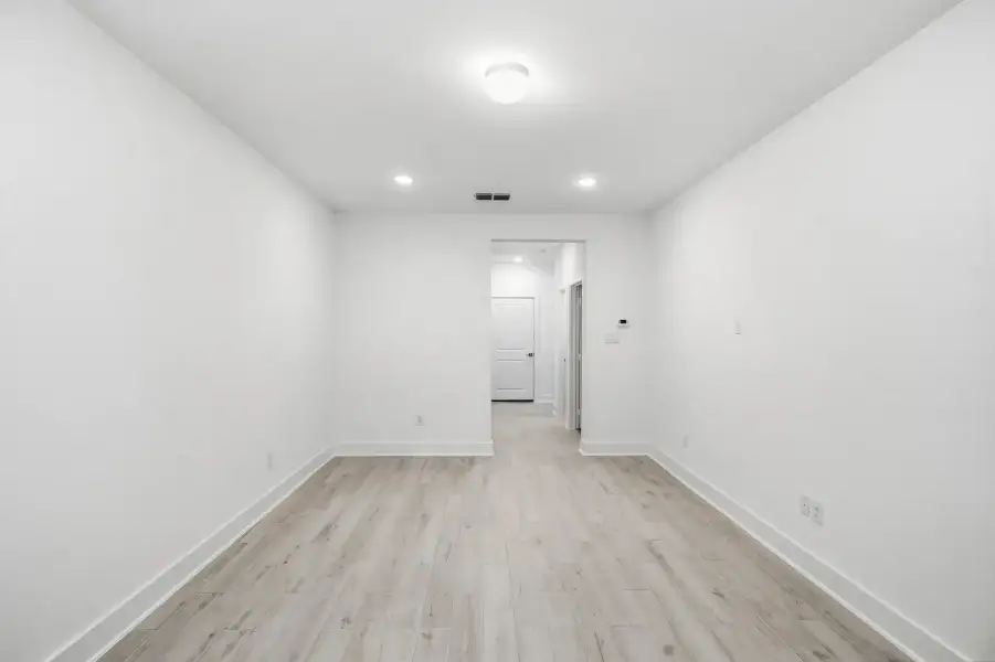 Spacious, unfurnished interior of a new home in Rose Hill, San Antonio (Image 34).