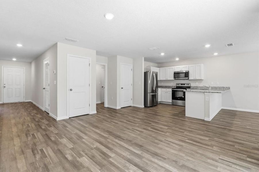 Spacious, unfurnished interior of a new home in , Dunnellon (Image 24).