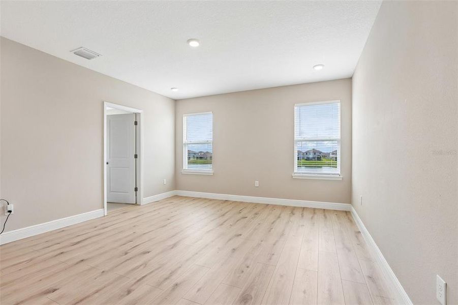 Spacious, unfurnished interior of a new home in Mangrove Manor, Apollo Beach (Image 17).
