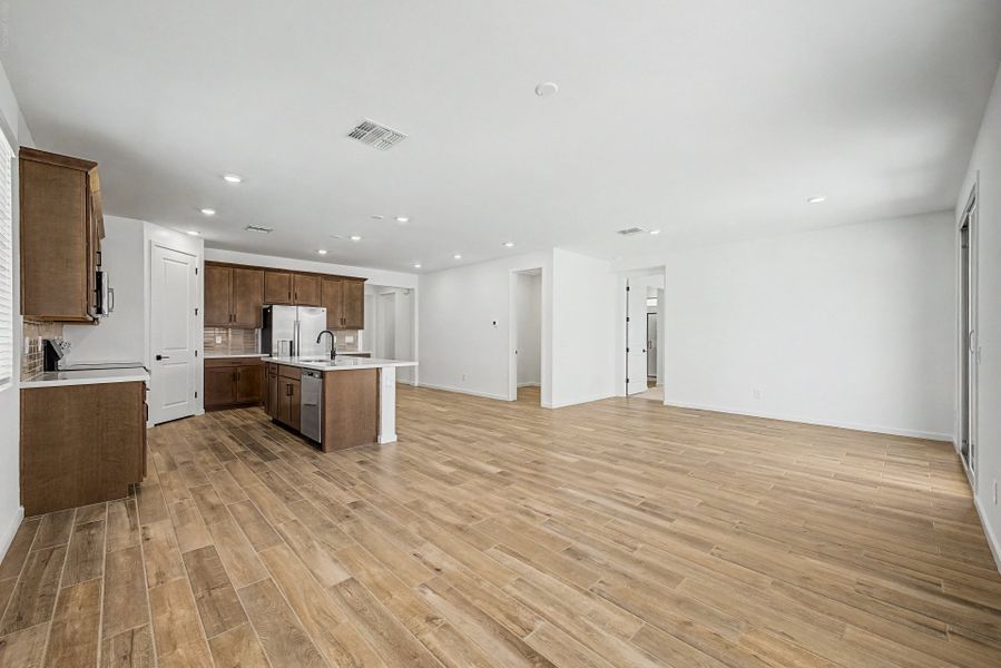 Spacious, unfurnished interior of a new home in Copper Falls, Buckeye (Image 6).