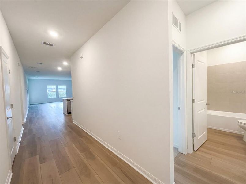 Spacious, unfurnished interior of a new home in Grand Park, Dunnellon (Image 10).