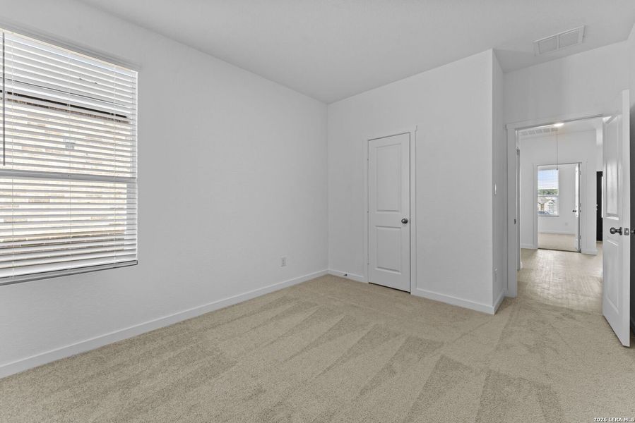 Spacious, unfurnished interior of a new home in Grace Valley, Cibolo (Image 24).