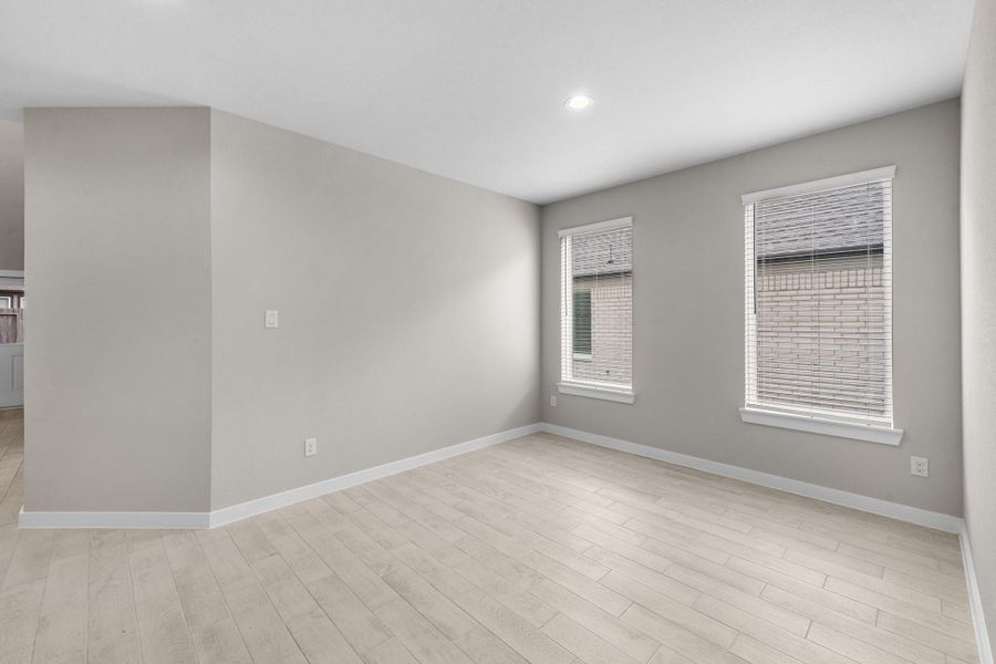 Spacious, unfurnished interior of a new home in Barton Creek Ranch, Conroe (Image 20).