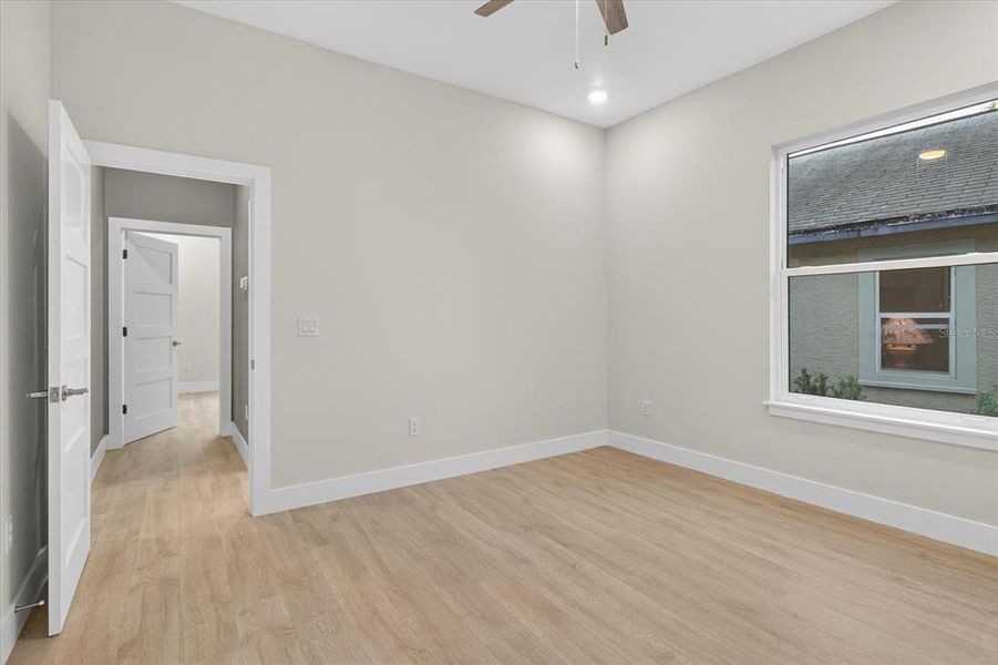 Spacious, unfurnished interior of a new home in , Tarpon Springs (Image 52).