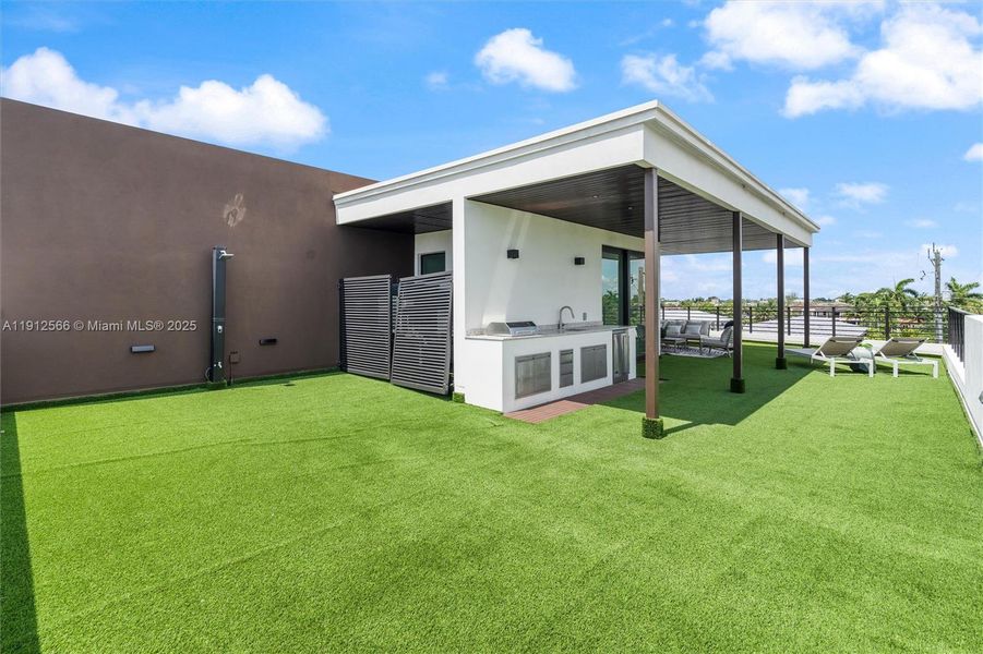 Exterior details and patio area of a home in , Fort Lauderdale (Image 22).