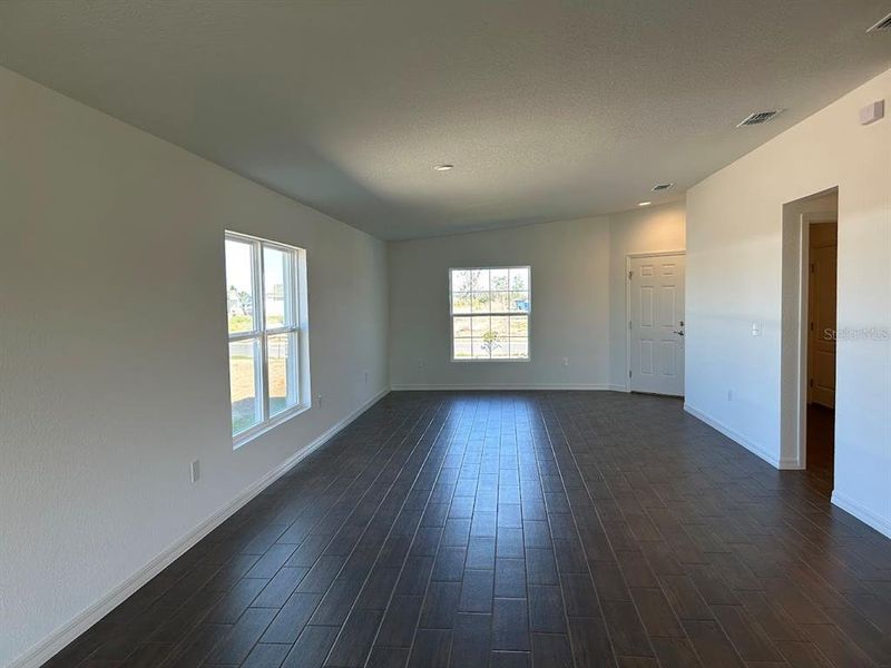 Spacious, unfurnished interior of a new home in James Farms, Bartow (Image 8).