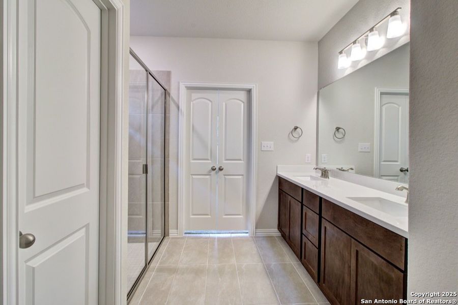 Furnished interior view inside a new home in Clear Creek, New Braunfels (Image 5).