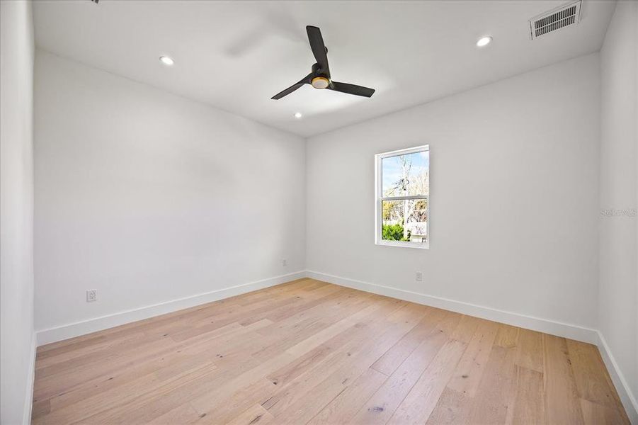 Spacious, unfurnished interior of a new home in , Tampa (Image 49).
