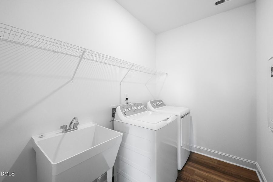 SUN_Stoneriver_Pic_Dalton_Laundry_1of1