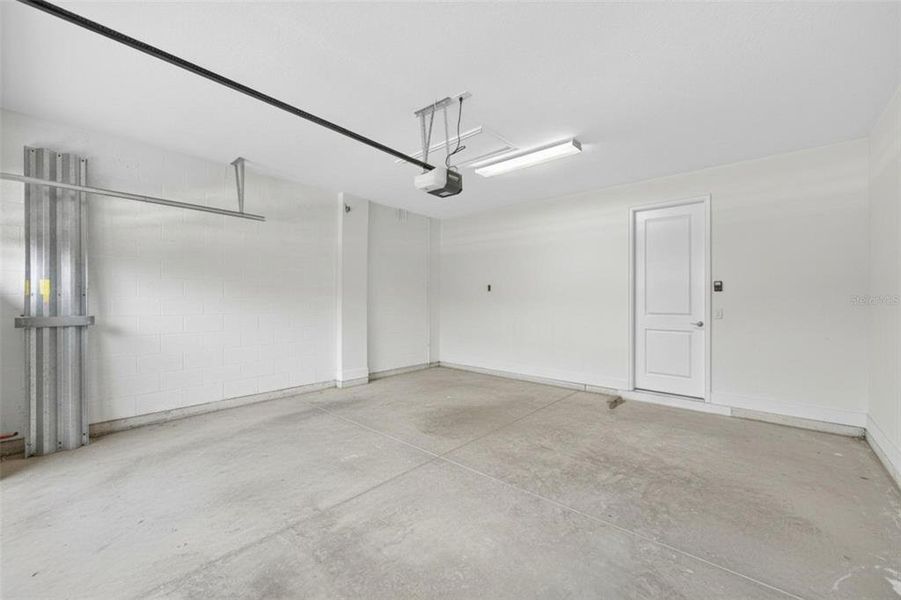 Spacious, unfurnished interior of a new home in , Apollo Beach (Image 24).