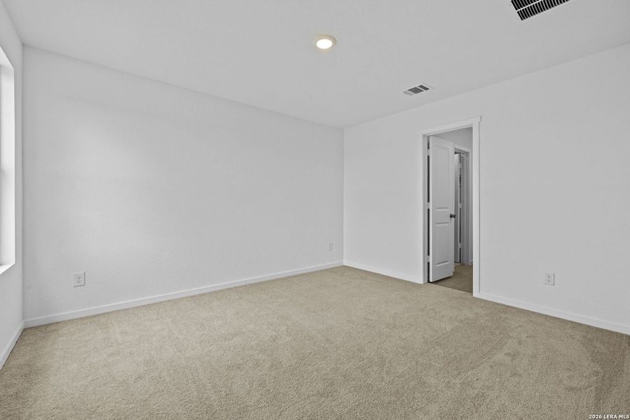 Spacious, unfurnished interior of a new home in Spring Grove, St. Hedwig (Image 12).