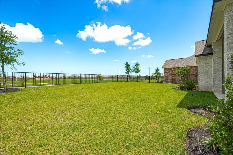 Exterior details and patio area of a home in Lago Mar, La Marque (Image 3).