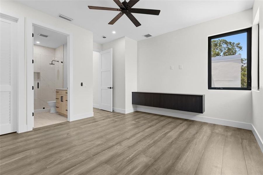 Spacious, unfurnished interior of a new home in , Sarasota (Image 61).