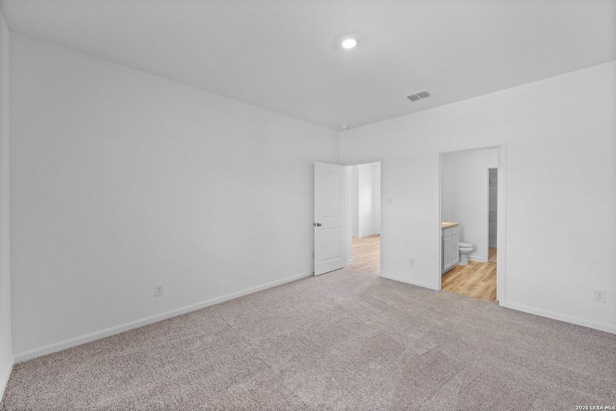Spacious, unfurnished interior of a new home in , San Antonio (Image 11).