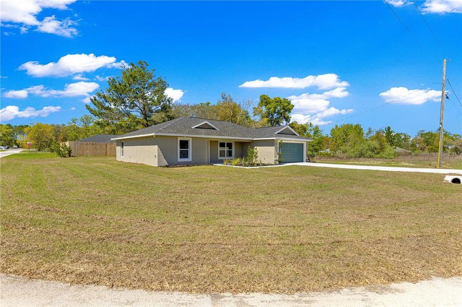 Exterior details and patio area of a home in , Ocklawaha (Image 4).