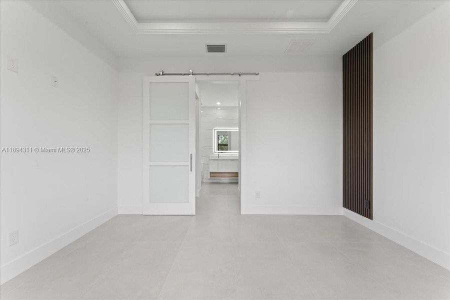 Spacious, unfurnished interior of a new home in , Lehigh Acres (Image 9).