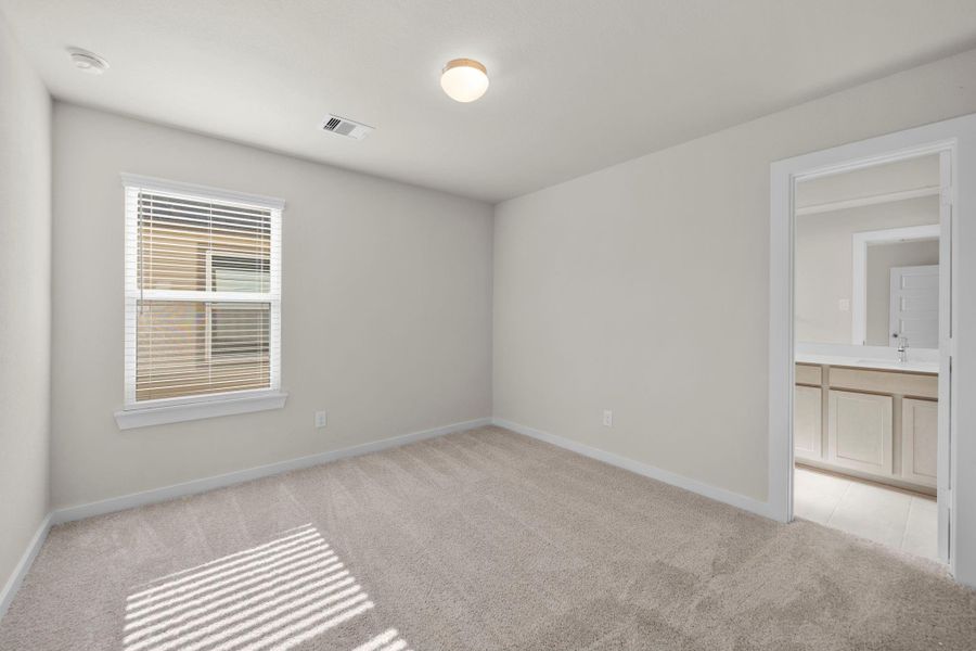 Spacious, unfurnished interior of a new home in Barton Creek Ranch, Conroe (Image 24).