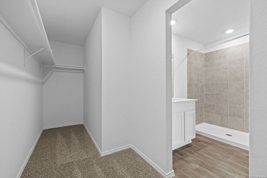 Spacious, unfurnished interior of a new home in Avenida, Converse (Image 20).