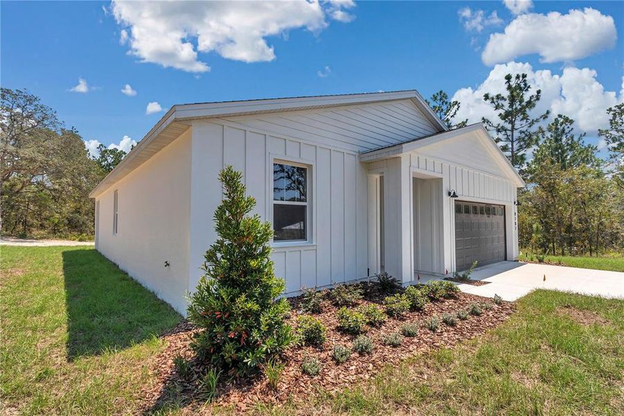 Exterior details and patio area of a home in , Dunnellon (Image 32).