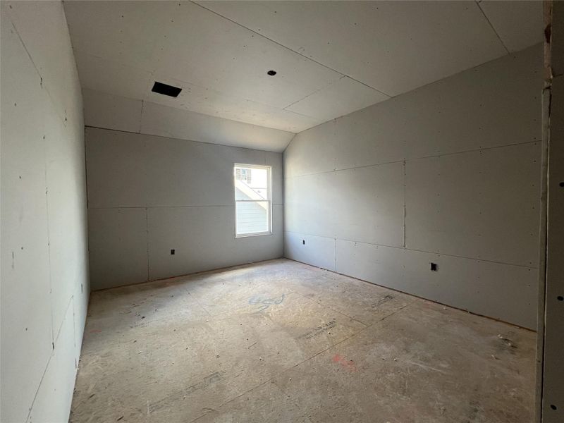 Spacious, unfurnished interior of a new home in Rolling Glen, Hutto (Image 28).