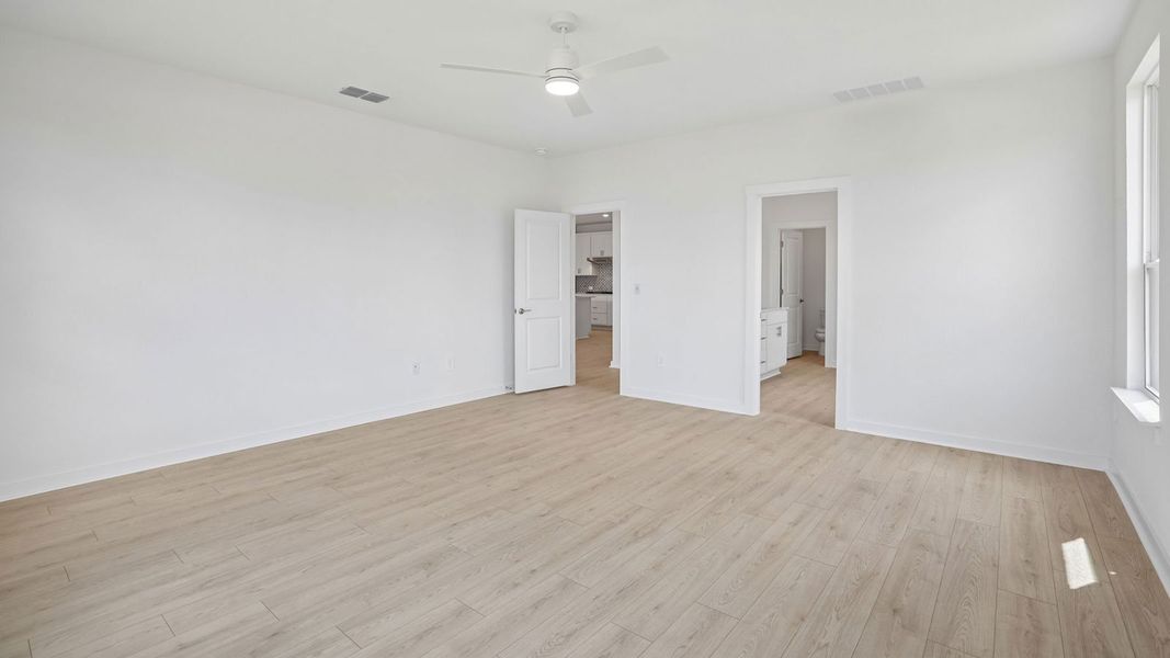Spacious, unfurnished interior of a new home in Rosenbusch Ranch, Leander (Image 33).
