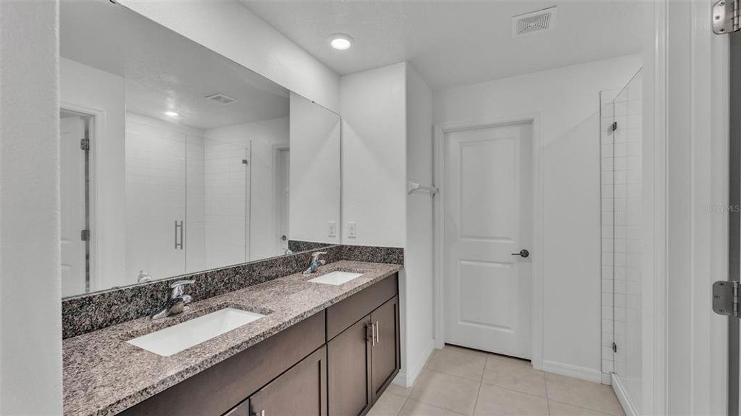 Furnished interior view inside a new home in , Bartow (Image 37).