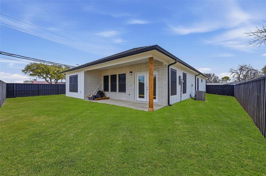 Exterior details and patio area of a home in , Farmers Branch (Image 19).