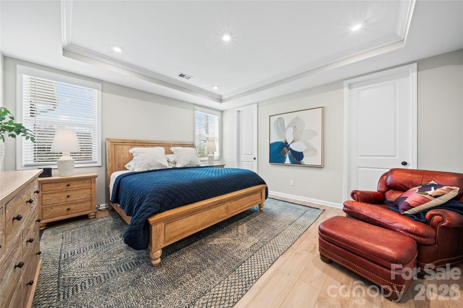 primary suite on the MAIN LEVEL primary suite on the MAIN LEVEL