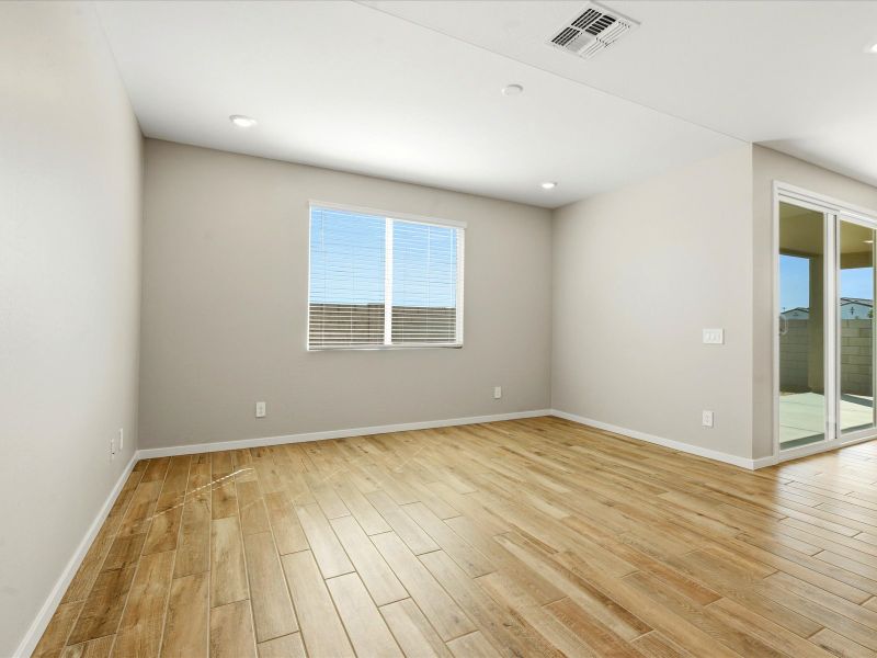 Spacious, unfurnished interior of a new home in White Tank Foothills Reserve Series, Waddell (Image 12).