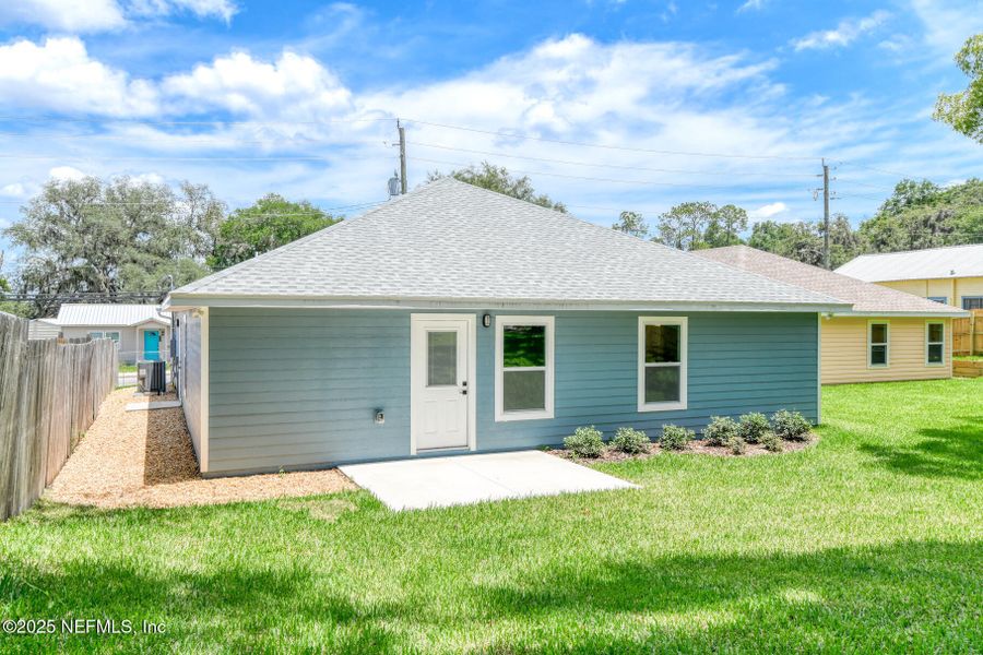 Exterior details and patio area of a home in , Palatka (Image 4).