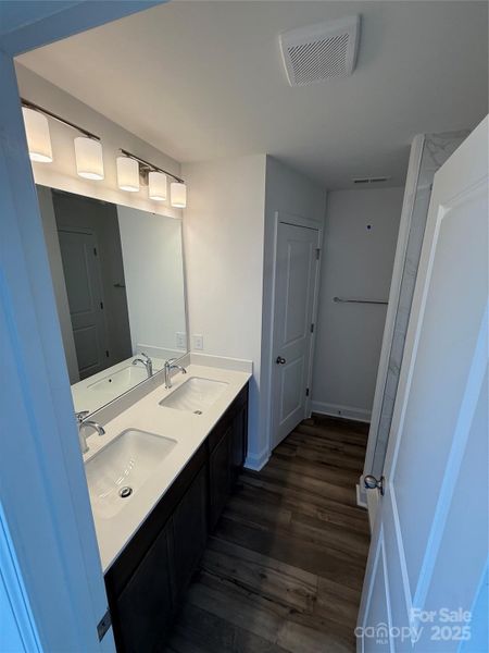 Owner's Bathroom Owner's Bathroom