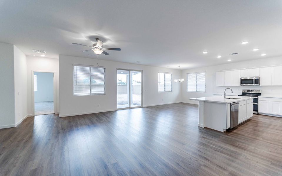 Spacious, unfurnished interior of a new home in Rancho Mirage, Maricopa (Image 10).