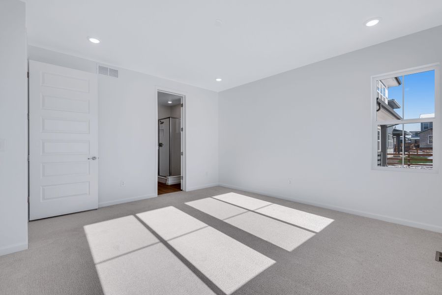 Spacious, unfurnished interior of a new home in The Aurora Highlands, Aurora (Image 20).