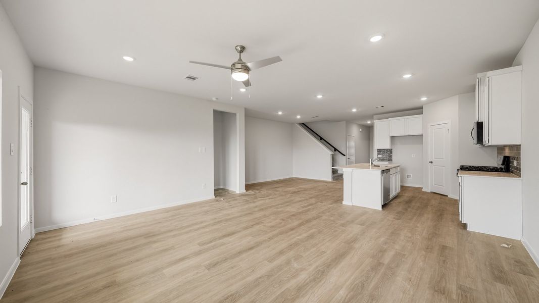 Spacious, unfurnished interior of a new home in Sunterra Lakes, Brookshire (Image 11).