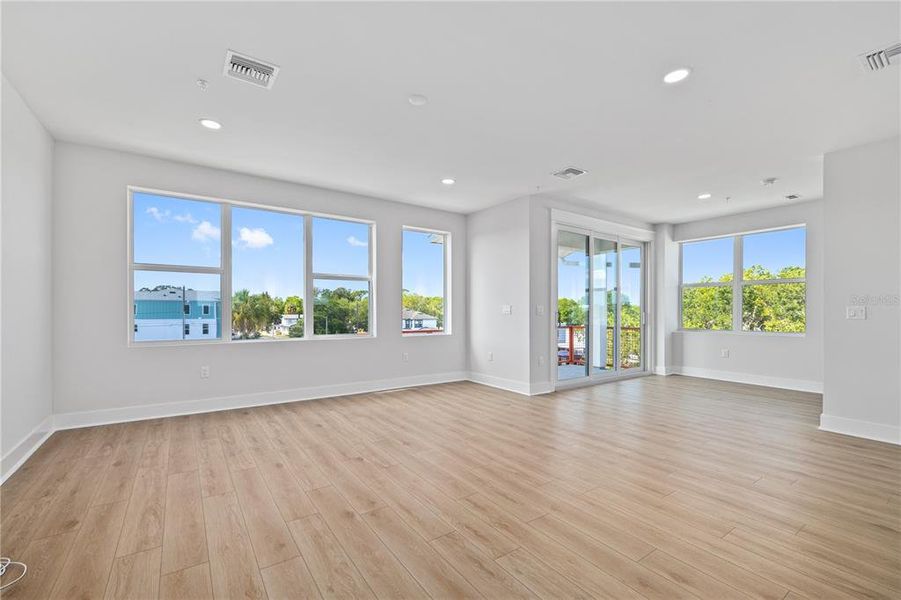 Spacious, unfurnished interior of a new home in , St. Petersburg (Image 24).