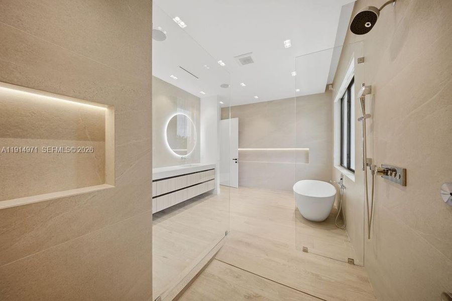 Image 98 of a home in .