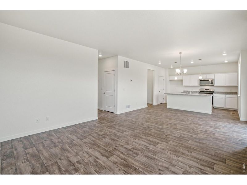 Spacious, unfurnished interior of a new home in Lakeside Canyon, Mead (Image 16). Spacious, unfurnished interior of a new home in Lakeside Canyon, Mead (Image 16).
