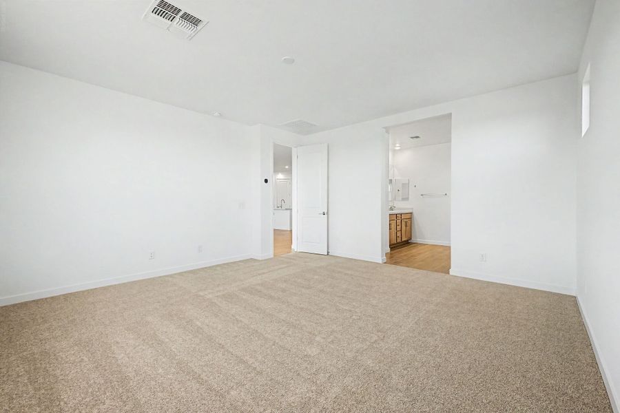 Spacious, unfurnished interior of a new home in White Tank Vistas, Waddell (Image 8).