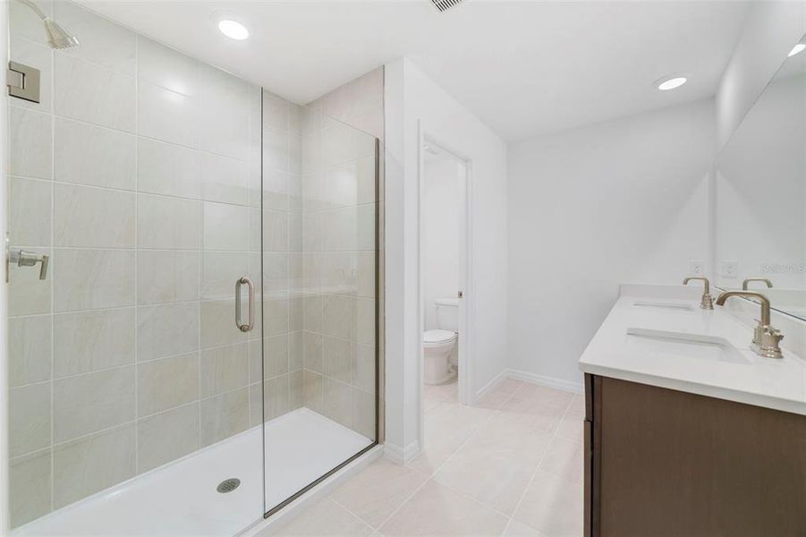 Furnished interior view inside a new home in Towns at Greenleaf, Oviedo (Image 7).