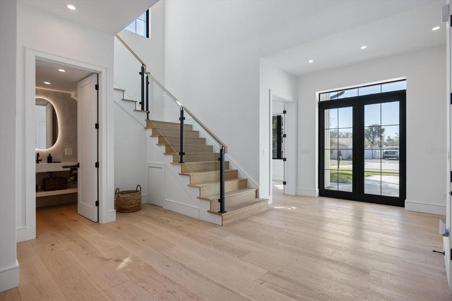 Spacious, unfurnished interior of a new home in , Sarasota (Image 23).