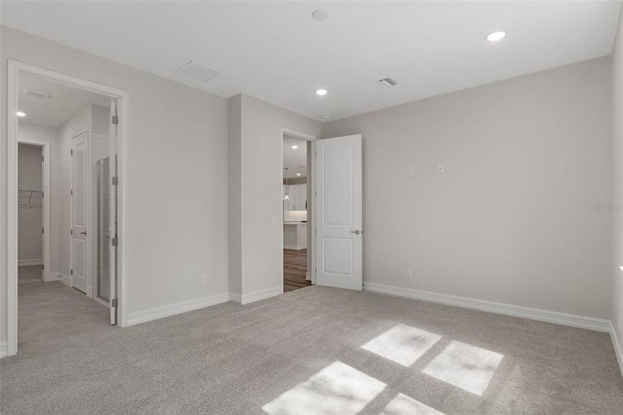 Spacious, unfurnished interior of a new home in Pine Ridge Estates, Beverly Hills (Image 21).