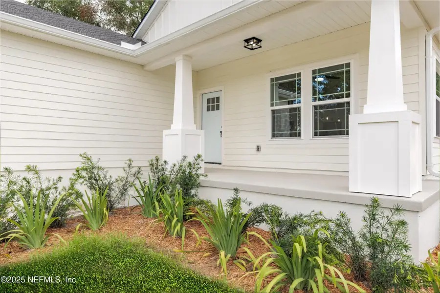 Exterior details and patio area of a home in , Keystone Heights (Image 2).