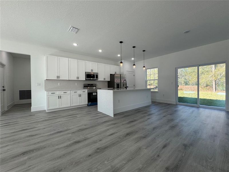 Spacious, unfurnished interior of a new home in , Citrus Springs (Image 15).