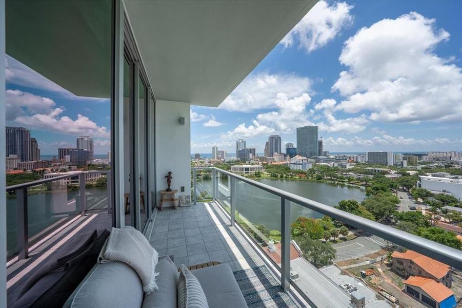 Condo located in St. Petersburg, FL showcasing its design and architecture (Image 25).