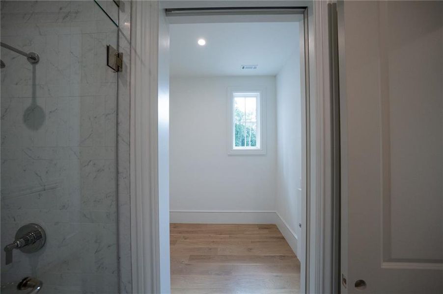 Spacious, unfurnished interior of a new home in Blue Heron Walk, Atlanta (Image 15).