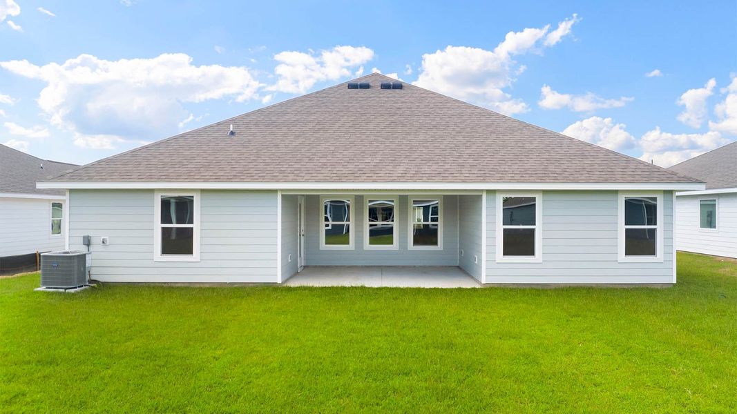 Exterior details and patio area of a home in Liberty, Panama City (Image 2).