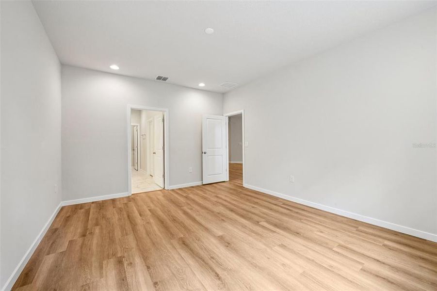 Spacious, unfurnished interior of a new home in , Deland (Image 14).