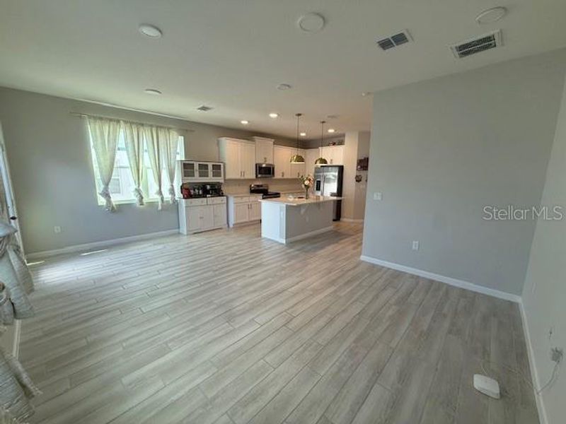 Spacious, unfurnished interior of a new home in , Winter Garden (Image 81).