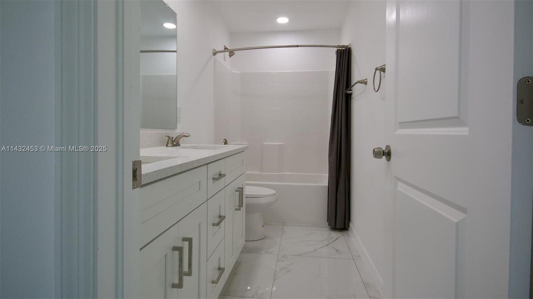 Spacious, unfurnished interior of a new home in , Fort Myers (Image 28).